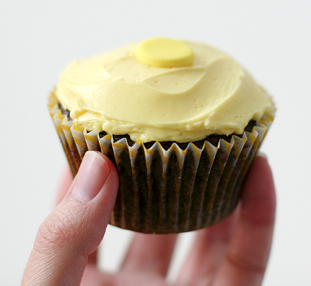 Chocolate Honey Cupcakes with Roasted Peanuts Chocolate Honey Cupcakes with Roasted Peanuts