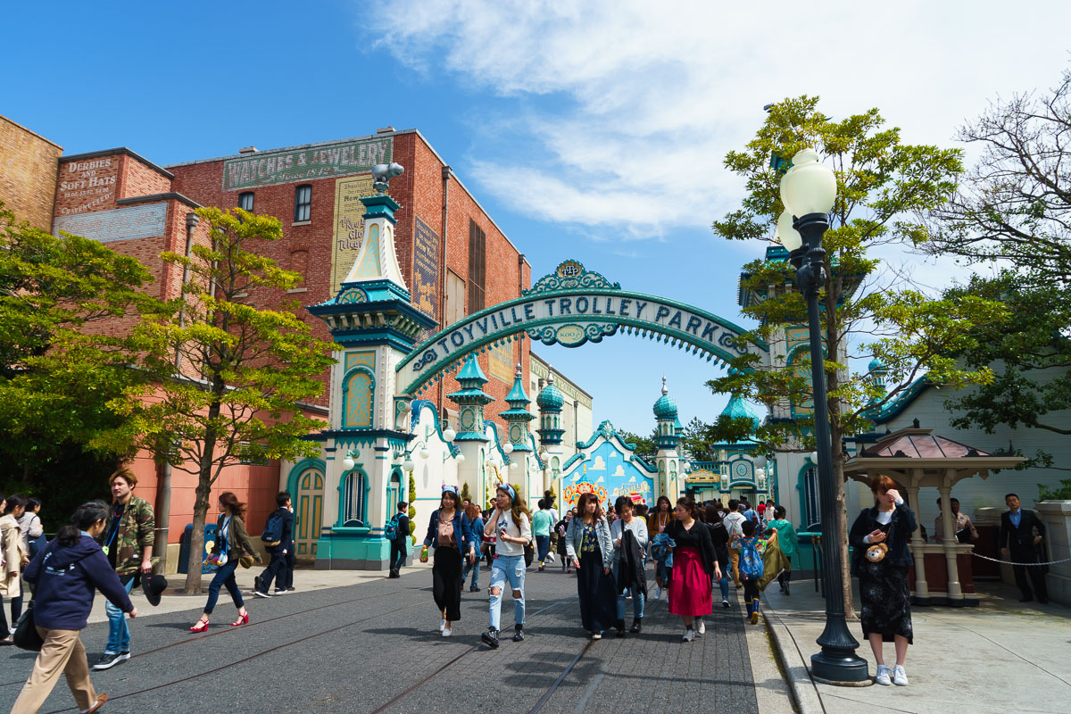 Tokyo Disney: Land and Sea