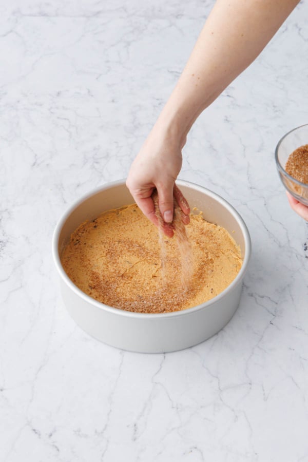 Sprinkling with remaining cinnamon sugar mixture.
